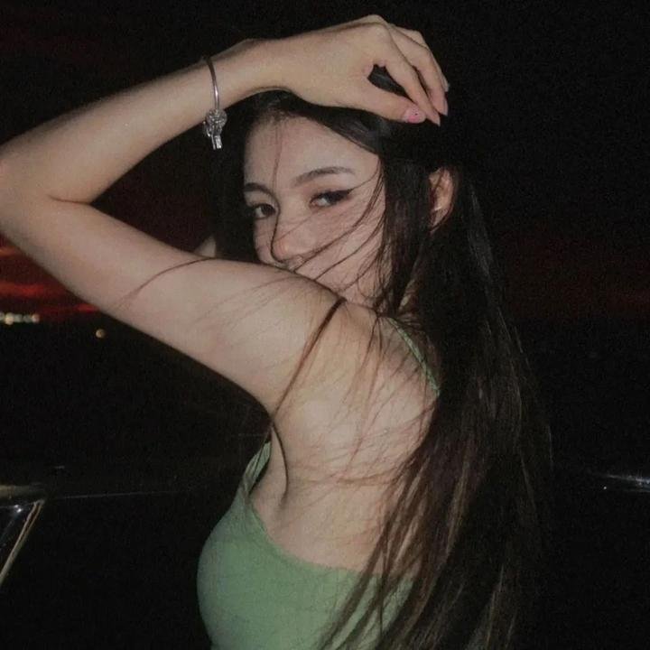 给小酒馆女子喝高杯酒